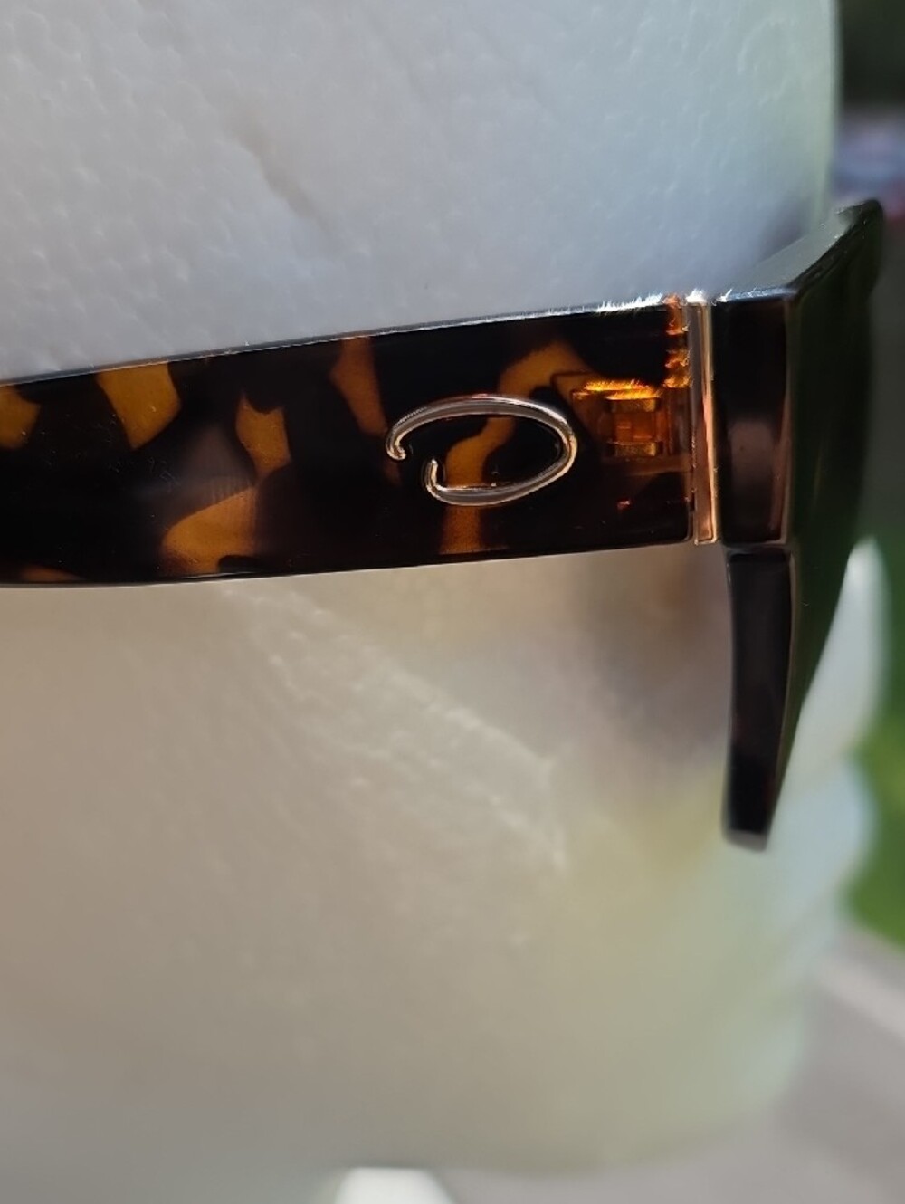 Oscar de la Renta Tortoiseshell Sunglasses with Brown Lenses - Picture 3 of 6